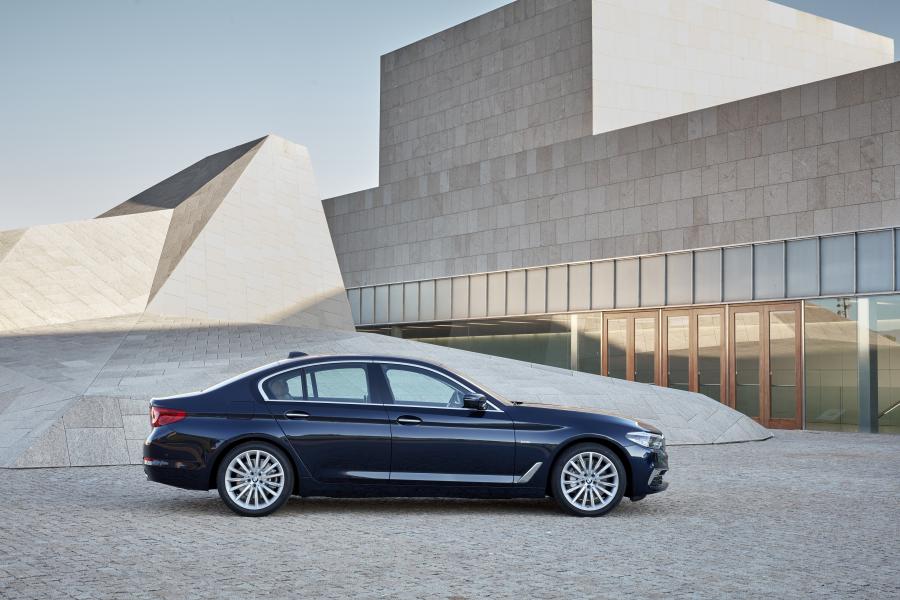  BMW 530d xDrive Sedan Luxury Line 2017 года  (WW) (фото 38 из 61)